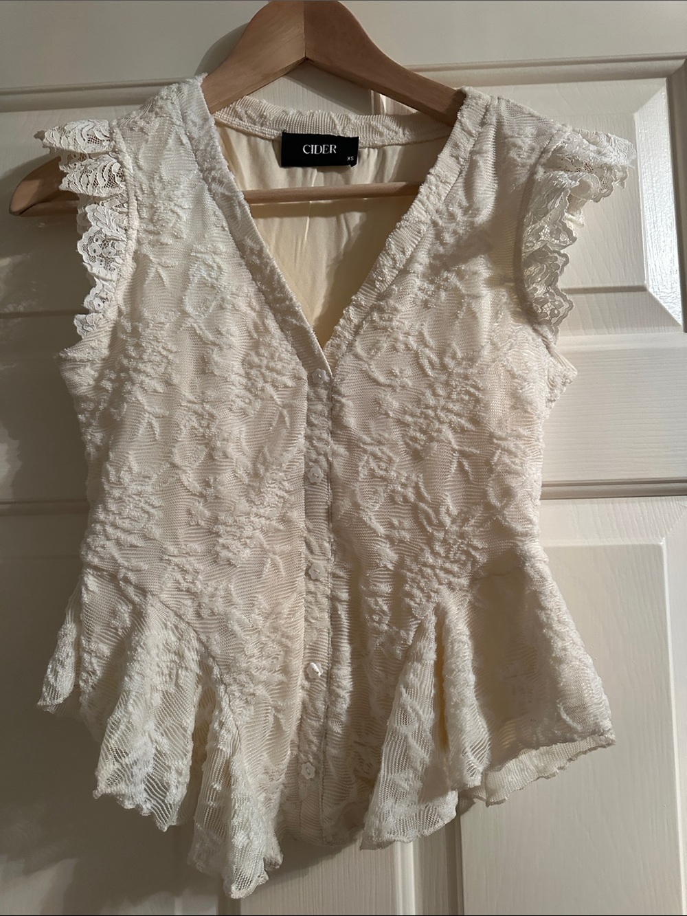 LACE V-NECK RUFFLE HEM BLOUSE